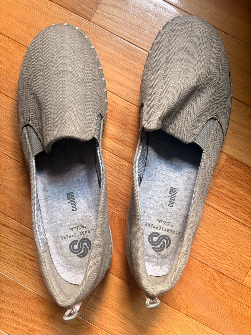 Clarks women’s cloudstepper Slip-On Loafers in Canvas 6W